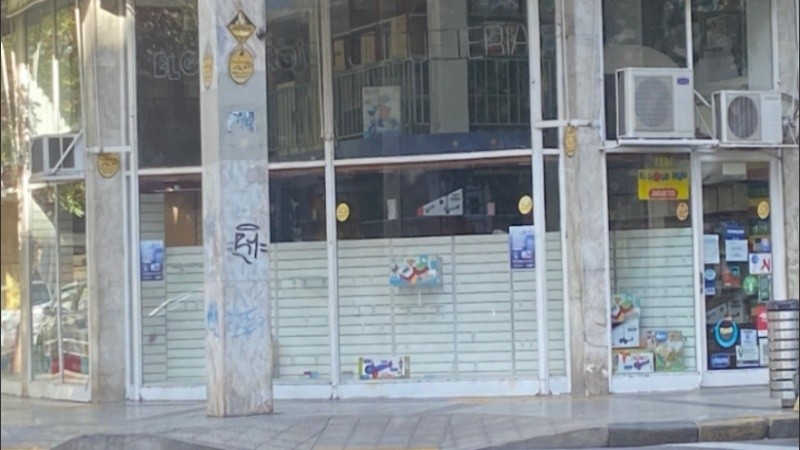 La juguetería El Globo Rojo, de España y Córdoba, con sus vidrieras desarmadas.