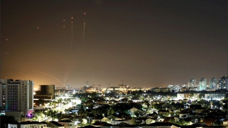 Misiles lanzados desde Israel para interceptar otros provenientes de Gaza.