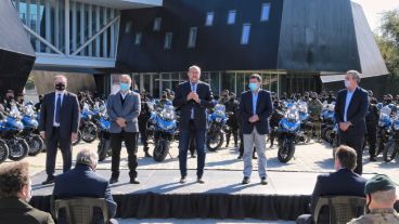 Perotti, Javkin y los ministros en el acto de entrega de las motos.