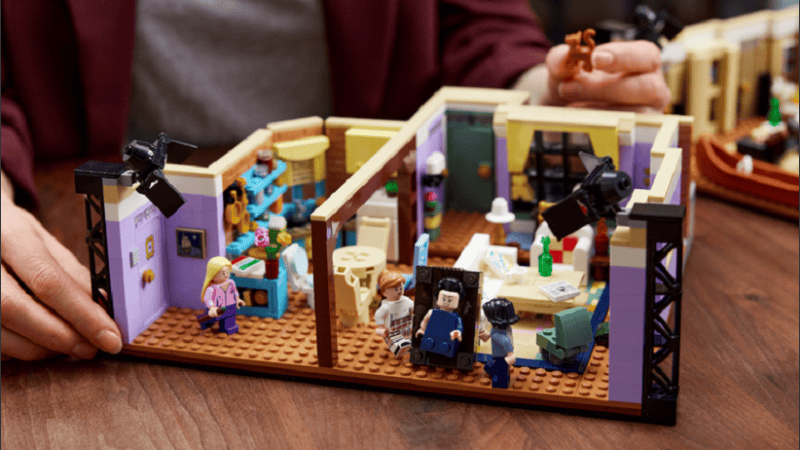 El kit permite construir los dos departamentos que conformaban el escenario principal de la serie.