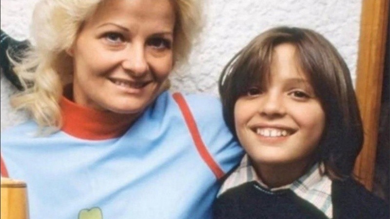 Luis Miguel pequeño,  junto a su mamá. 