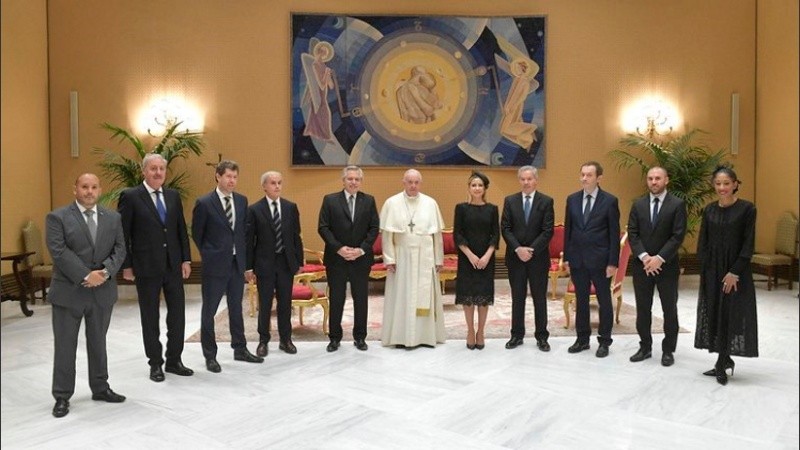 El Papa Francisco junto a Alberto Fernández y el resto de la comitiva argentina en el Vaticano.