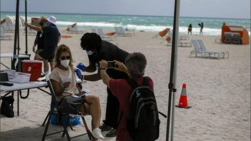 Turistas latinoamericanos se vacunan gratis contra el coronavirus en la playa de Miami Beach.https://elcomercio.pe/