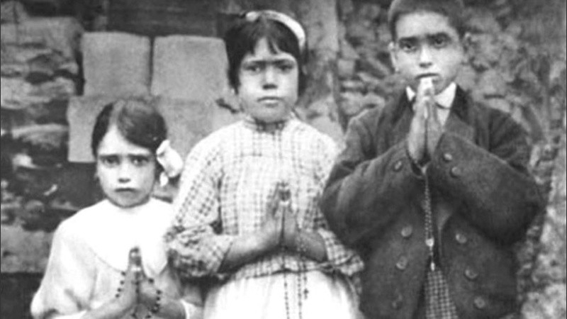 Jacinta y Francisco (en los extremos) en 1920 y 1919, respectivamente, tal como predijo la Virgen de Fátima. Lucía (centro) vivió hasta el 2005.