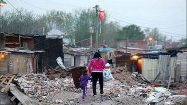 Bajar los precios de los alimentos, subsidiar la compra de alimentos y escolarizar, las tres herramientas urgentes a poner marcha, según Arroyo.