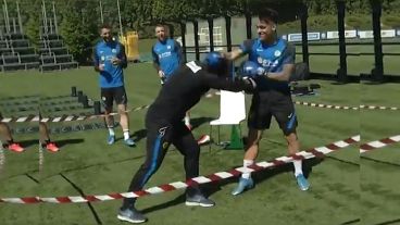 El delantero argentino se sacó la mufa "a las piñas" con su DT en el entrenamiento del Inter.