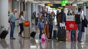 El consejo del Ministerio del Interior establece que los visitantes sin visas de trabajo pueden "asistir a reuniones, conferencias, seminarios, entrevistas" y "negociar y firmar acuerdos contratos".