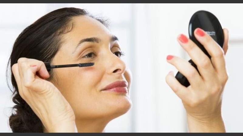 Es importante hidratar la piel previamente y controlar la cantidad de maquillaje