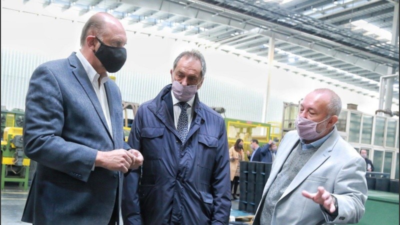 El gobernador y el embajador recorriendo la planta de Vipal en Pérez