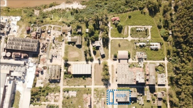 El predio de Petroquímica Bermúdez en el cordón industrial, junto al río