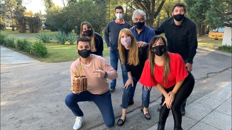 El equipo de Domingo para armar antes de comenzar el festejo.