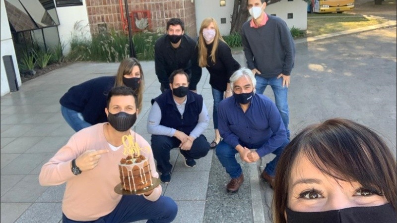 El equipo antes de comenzar el festejo este domingo.