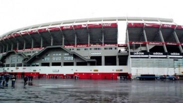 Los jugadores convocados para el superclásico se presentarán a las 15.15 en el Monumental .