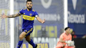 Tevez anotó el único gol de Boca en el partido y después el primer penal.