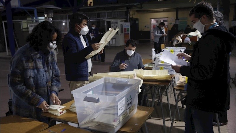 El resultado confirma el descontento que provocó el estallido social de octubre de 2019.,