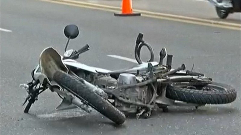 La moto quedó de costado sobre el asfalto.