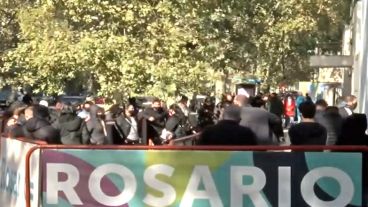 Una larga cola de gente en el Hospital Carrasco para hisoparse.