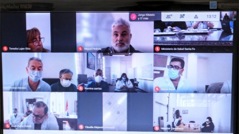 Reunión por zoom entre los médicos y Perotti. 