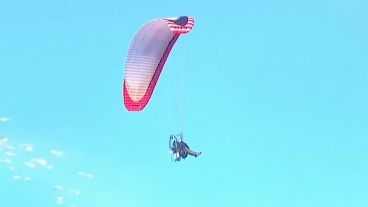 El parapente pasó durante el partido de este lunes.