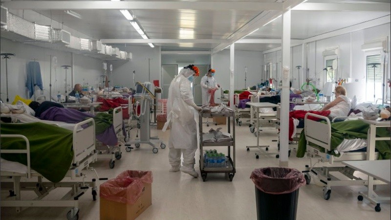 En la región Rosario, el sistema provincial de salud sumó 118 camas críticas en un año.