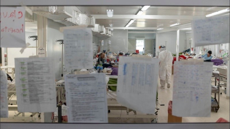 Los datos clínicos de los pacientes se pegan en los vidrios de la sala: la hoja no puede salir al exterior.