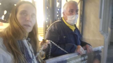 La hermana y el padre del comerciante asesinado, encadenaos en Gobernación