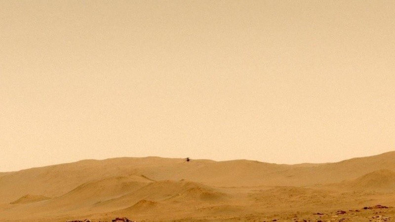 El nuevo cráter brillante tiene alrededor de 13 metros de diámetro.