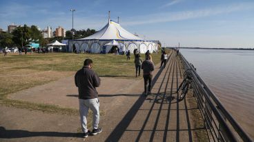 Largas filas para testearse este martes en la carpa de circo ubicada a metros del Monumento a la Bandera.