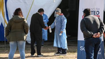 Largas filas para testearse este martes en la carpa de circo ubicada a metros del Monumento a la Bandera.