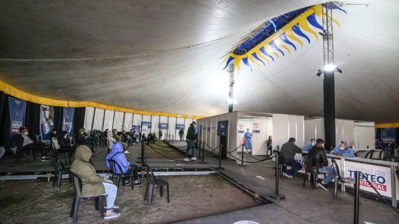Largas filas para testearse este martes en la carpa de circo ubicada a metros del Monumento a la Bandera. 