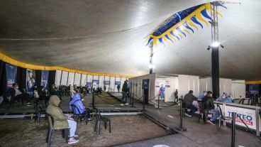 Largas filas para testearse este martes en la carpa de circo ubicada a metros del Monumento a la Bandera.