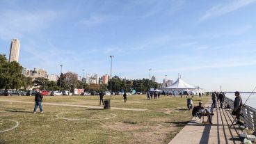 Largas filas para testearse este martes en la carpa de circo ubicada a metros del Monumento a la Bandera.