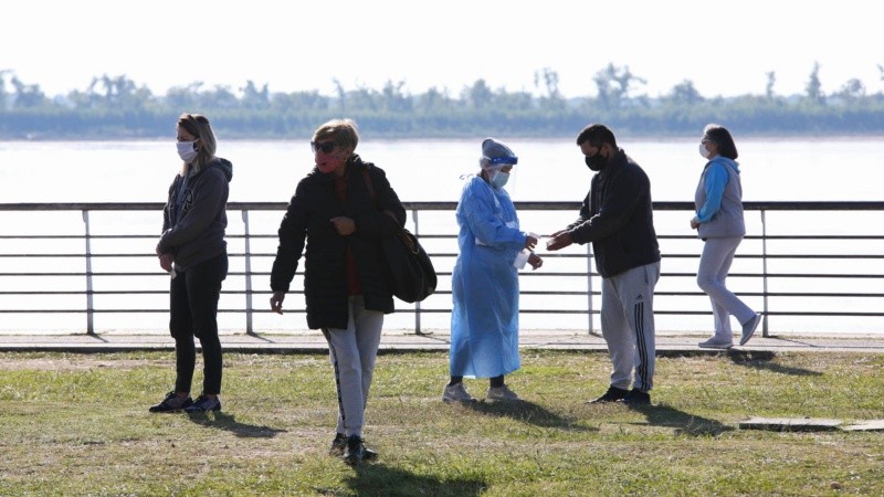 Largas filas para testearse este martes en la carpa de circo ubicada a metros del Monumento a la Bandera. 