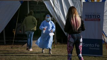 Largas filas para testearse este martes en la carpa de circo ubicada a metros del Monumento a la Bandera.