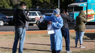 Largas filas para testearse este martes en la carpa de circo ubicada a metros del Monumento a la Bandera.