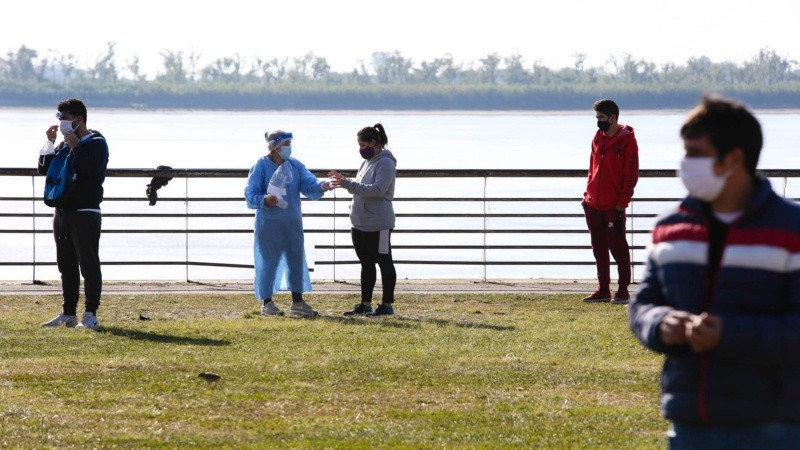 Largas filas para testearse este martes en la carpa de circo ubicada a metros del Monumento a la Bandera. 