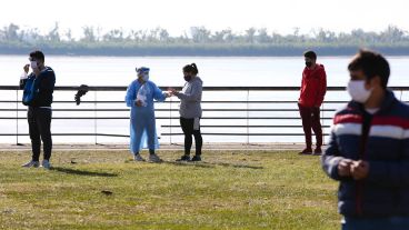 Largas filas para testearse este martes en la carpa de circo ubicada a metros del Monumento a la Bandera.
