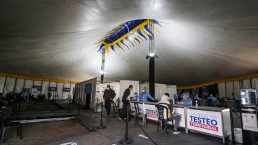 Largas filas para testearse este martes en la carpa de circo ubicada a metros del Monumento a la Bandera.
