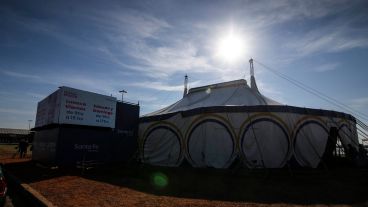 Largas filas para testearse este martes en la carpa de circo ubicada a metros del Monumento a la Bandera.