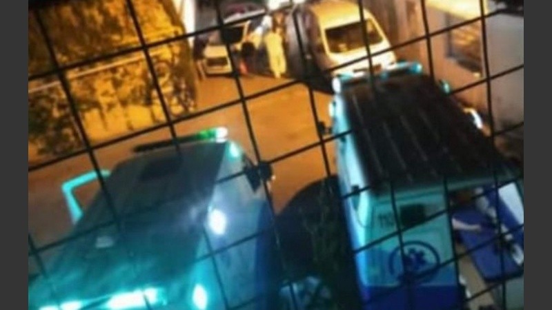 Las ambulancias a la espera de que se habiliten plazas para dejar a los pacientes. 