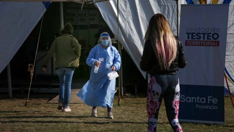 Rosarinos se acercan a la carpa cedida por el circo Rodas, hoy transformada en una unidad de testeo territorial.