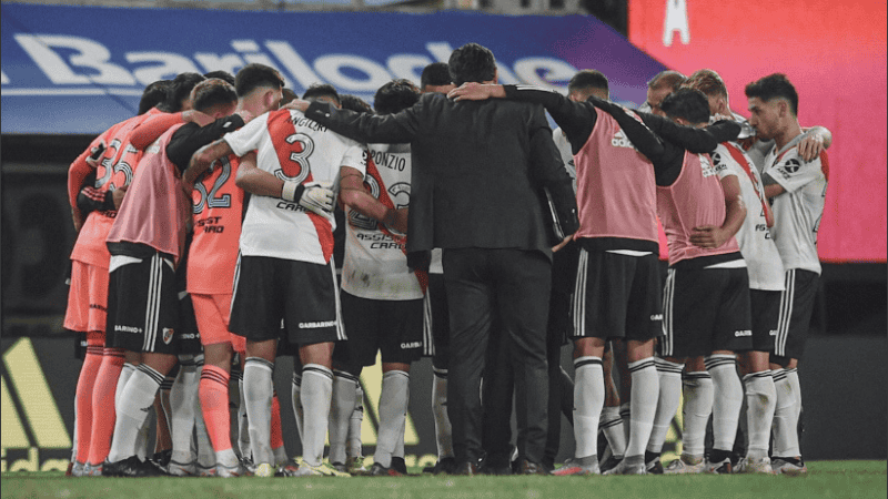 River tiene solo 10 jugadores y recurre a un lesionado, Enzo Pérez, para completar 11.