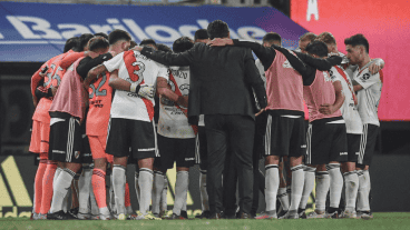 River tiene solo 10 jugadores y recurre a un lesionado, Enzo Pérez, para completar 11.