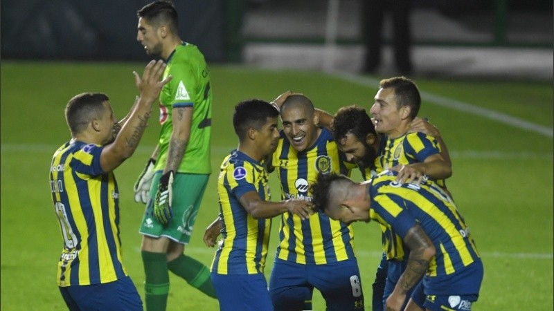 El festejo canalla mientras el arquero chileno sufre.