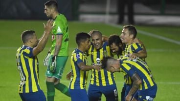 El festejo canalla mientras el arquero chileno sufre.