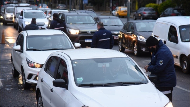 Los controles a la circulación vehicular que comenzaron este jueves. 