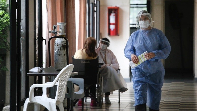 La provincia registró este jueves cerca de 3 mil casos de coronavirus con 65 fallecidos.
