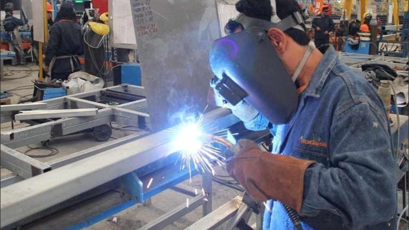 La industria que venía en recuperación tendrá que parar hasta fin de mayo