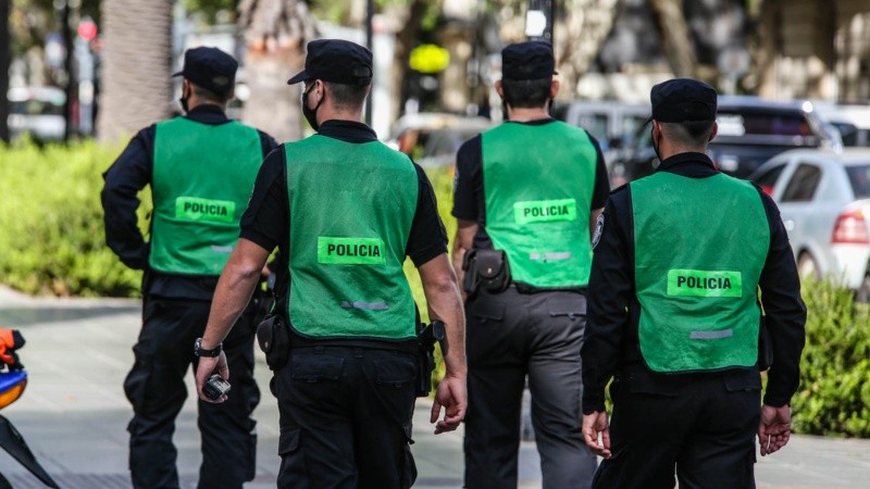 Desde la provincia estiman que a mediados de junio completarán la inmunización de los 22 mil efectivos.