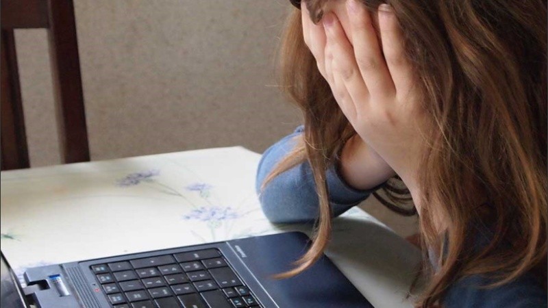 Niños y niñas de diferentes edades son engañados y explotados sexualmente a través de medios tecnológicos. 